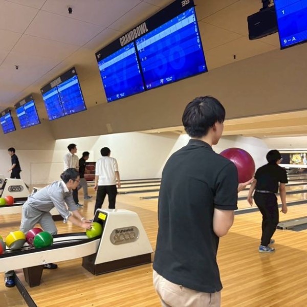 笑顔と歓声に包まれた社内ボウリング大会