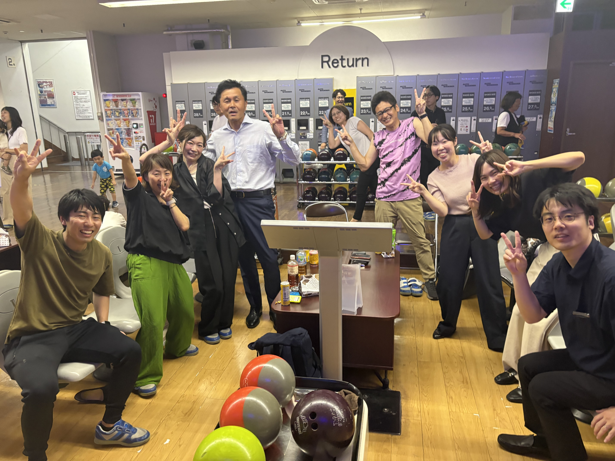 笑顔と歓声に包まれた社内ボウリング大会